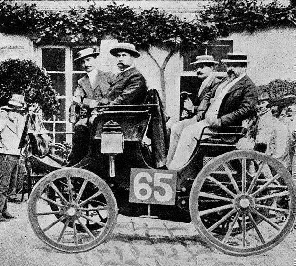 Erste Automobilwettfahrt, Paris-Rouen, 1894. Der Peugeot von Albert Lemaitre; auf dem linken Rücksitz Adolphe Clément. (Peugeot mit nach Daimler-Lizenz gefertigtem Motor, der als erster Wagen mit Verbrennungsmotor ins Ziel ging).